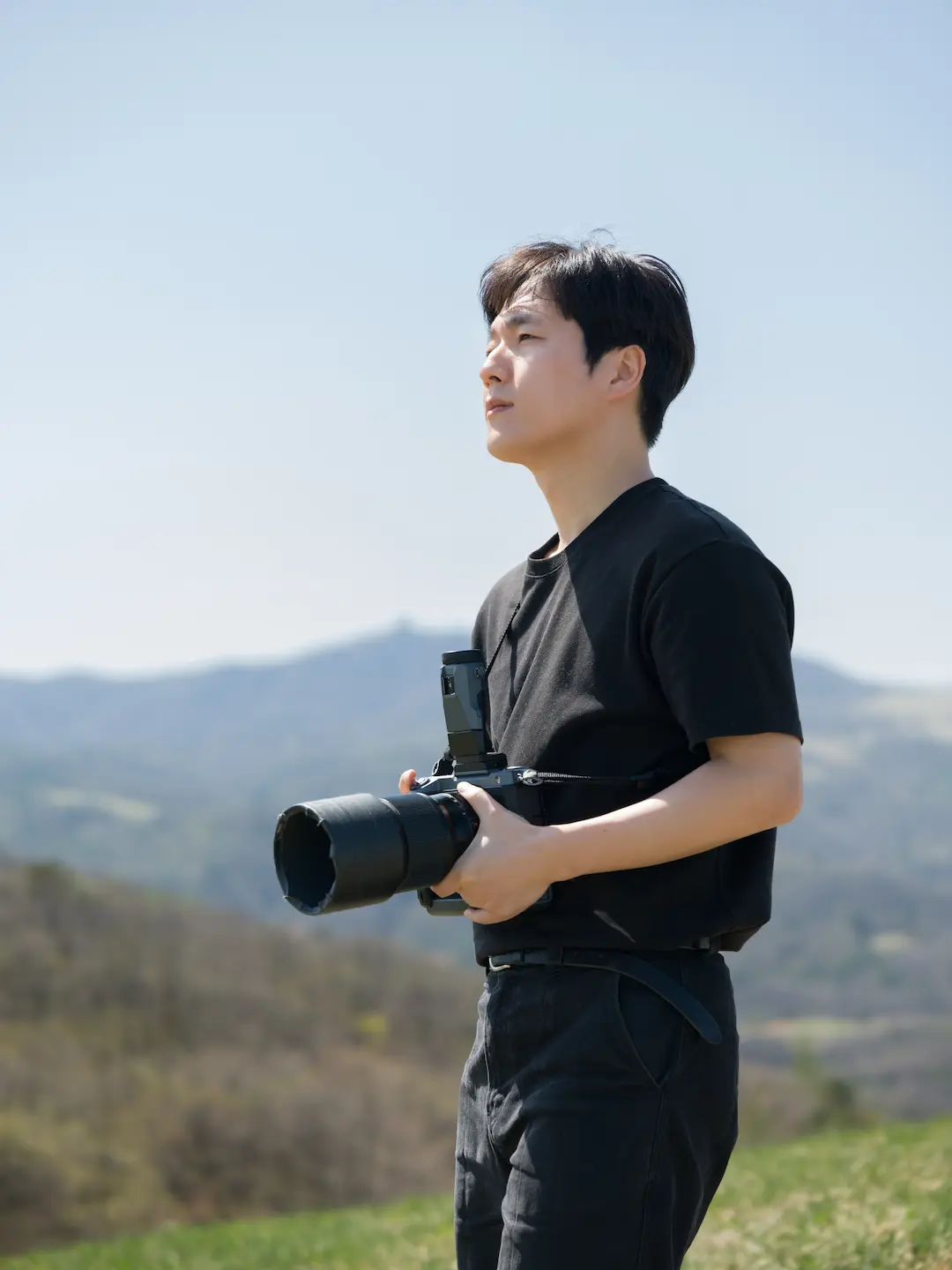 야외에서 카메라를 든 사진가